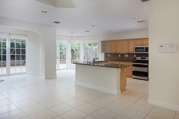 Salón con vista a la cocina — Foto de Stock