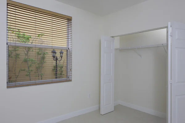 Kleines Zimmer mit Kleiderschrank — Stockfoto