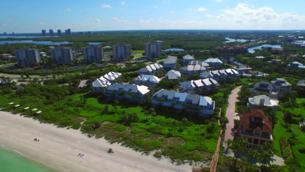 空中ビデオ ベアフット ビーチ フロリダや高級住宅 — ストック動画