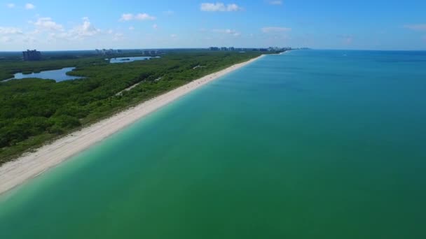 Luchtfoto video barefoot beach fl en luxe huizen — Stockvideo