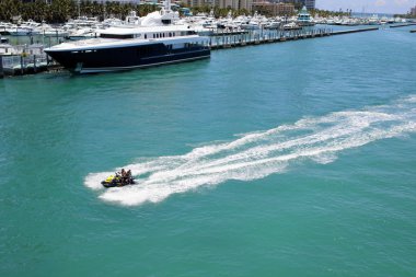 İnsanlar bir waverunner sürme