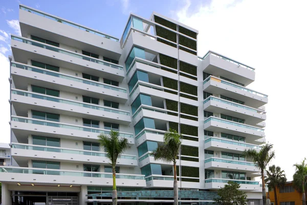 Arquitectura moderna en el cielo azul — Foto de Stock