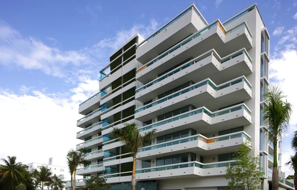 Arquitectura moderna en el cielo azul — Foto de Stock