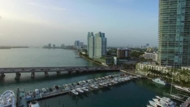 Miami 'de tekneleri olan Marina.