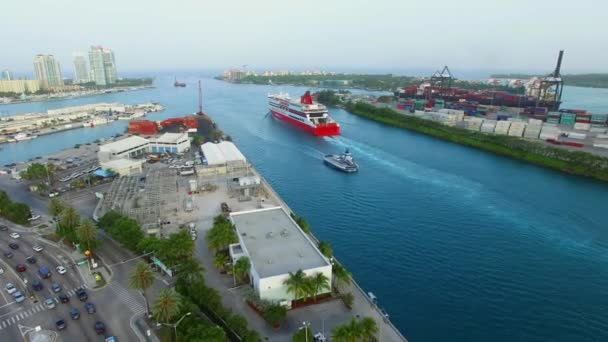 Embarcación saliendo del puerto Miami — Vídeo de stock