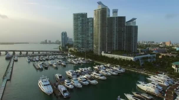 Vidéo aérienne du coucher du soleil sur une marina Miami Beach — Video