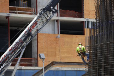 Bir inşaat alanında çalışan adam