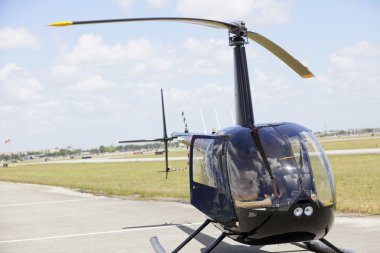 Siyah helikopter görünümü