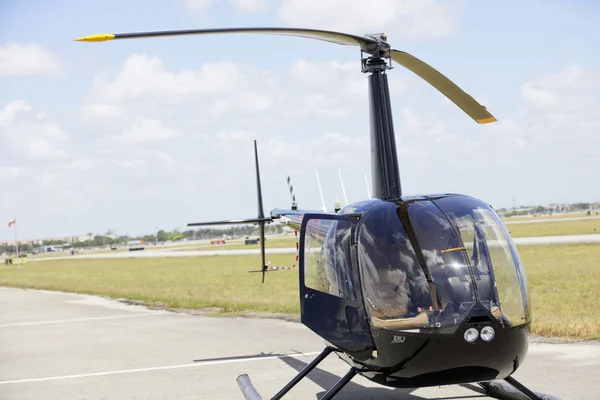 Zwarte helikopter weergave — Stockfoto
