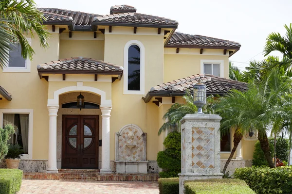 Casa unifamiliar de lujo con paisajismo — Foto de Stock