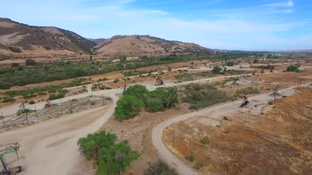 Vídeo aéreo de ferrocarriles y campos petrolíferos — Vídeo de stock