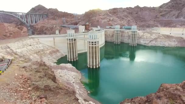 Luchtfoto video van Hoover Dam — Stockvideo