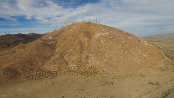 Luftbild eines Windparks auf einem Hügel — Stockvideo