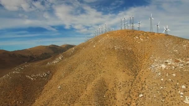 Parque eólico en una colina — Vídeo de stock