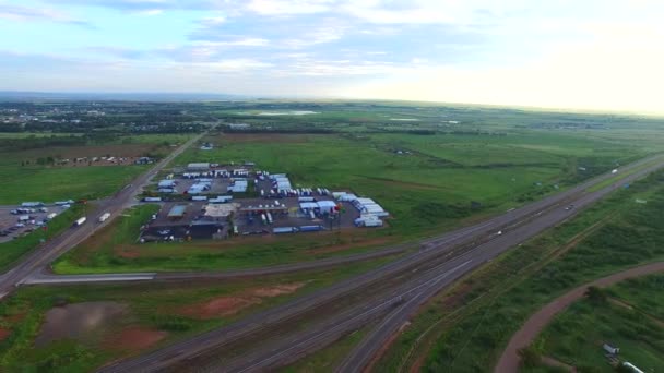 Vídeo aéreo de una parada de camión — Vídeos de Stock