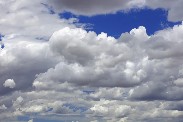 Bewolkte lucht — Stockfoto