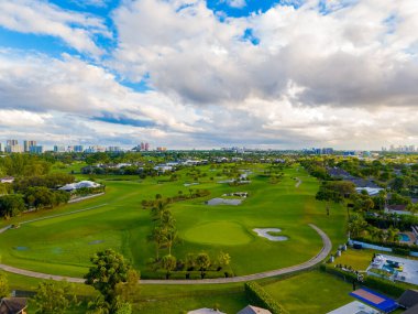Fort Lauderdale, FL, ABD - 11 Ekim 2025 Coral Ridge Country Club. Golf sahasının hava fotoğrafı ve güzel bulutlar gün batımı gökyüzü