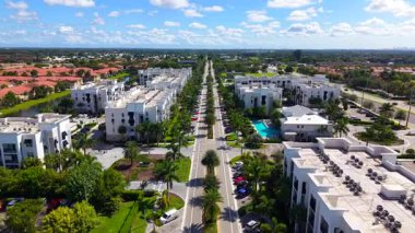 Tamarac Florida 'daki modern konut daireleri. 4k hava aracı görüntüsü