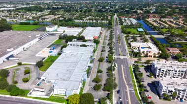 Endüstriyel depo bölgesinden konut binalarına hava görüntüleri