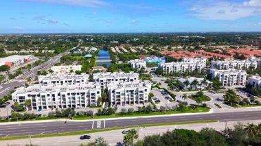 Tamarac, FL, ABD - 12 Ekim 2025: Hava gösterisi videosu Tamarac Village kiralık konut topluluğu