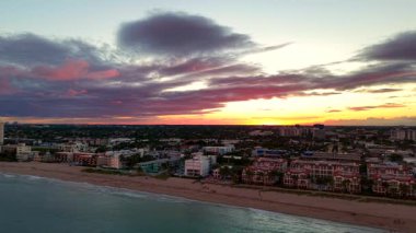Hava alacakaranlık kumsalı drone görüntüleri. Lauderdale deniz kenarında, karamsar gün batımı gökyüzü