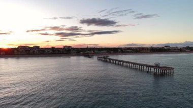 Lauderdale, Sea Stock klibinin yanında. Kasırga tarafından hasar gören iskelenin 4k hava aracı videosu