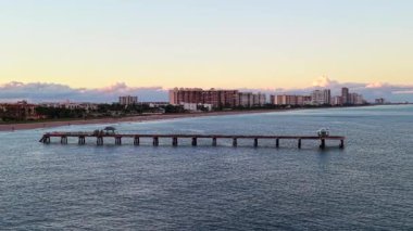 Lauderdale 'deki balıkçı iskelesi kasırga ve fırtına hasarıyla karadan bağlantısını kesti.