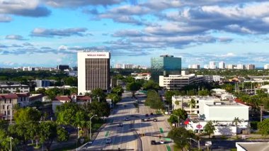 Fort Lauderdale, FL, ABD - 12 Ekim 2025: Dolly Zoom Wells Fargo Bank Binası