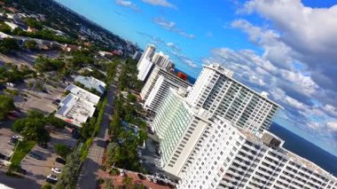 Havadan dönüş drone görüntüleri. Fort Lauderdale Florida sahilindeki yüksek binaların manzarası.