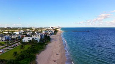 Fort Lauderdale Sahili 'nde uçurtma sörfü. Lauderdale 'in 2025 sahil şeridindeki hava görüntüleri.