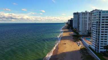 Denizde uzun gölgeler inşa etmek. Fort Lauderdale Beach Florida 2025 'teki insansız hava aracı videosu.