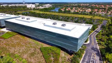 Sunrise, FL, USA - 19 Ekim 2025: American Express ofis binası. 4k hava aracı görüntüsü