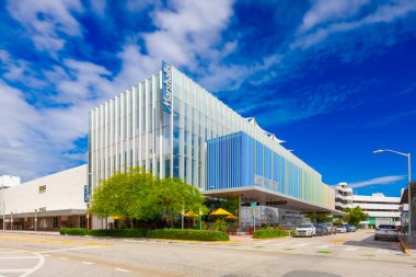 Miami Beach, FL, ABD - 16 Ekim 2025 Lincoln Road Miami Beach Marshalls ve Lincoln Eatery. Miami Sahili modern mimarisinin stok fotoğrafı.