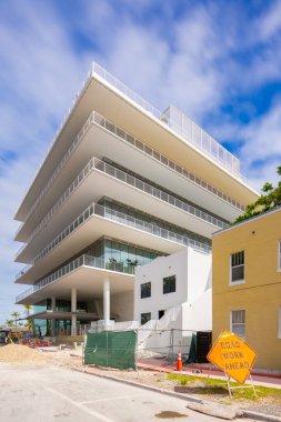 Sen ve Miami Beach 'teki eski mimari. Eski apartman yapılarının yanına modern mimari inşaatı yapan aktif inşaat alanları