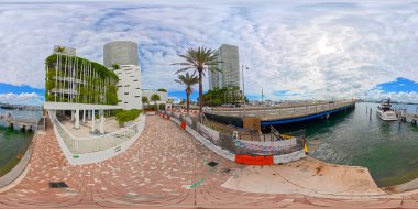 Miami Beach, FL, ABD - 16 Ekim 2025: Beşinci Cadde yaya köprüsü inşaatı 2025