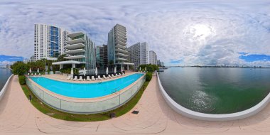 Miami Beach, FL, ABD - 16 Ekim 2025: Monad Terrace Apartmanı Miami Sahili yüzme havuzu. 360 VR eşdörtgen fotoğraf