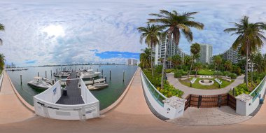 Miami Beach 360 sahnesi. Biscayne Körfezi 'ndeki apartman dairelerinin dikdörtgen fotoğrafı. Yaya geçidinde rıhtım ve avuç içleri