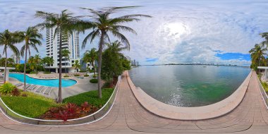 Bisscayne Bay Miami Beach Florida 'da 360 vr fotoğraf geçidi. Palmiye ve yüzme havuzlarının manzarası