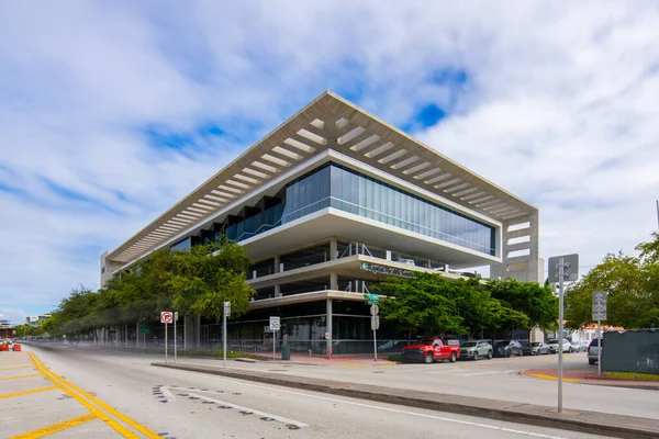 Miami Beach, FL, ABD - 16 Ekim 2025: Baptist Sağlık Miami Beach Alton Yolu. Uzun pozlu mimari fotoğraf trafiği ve insanları bulanıklaştırıyor