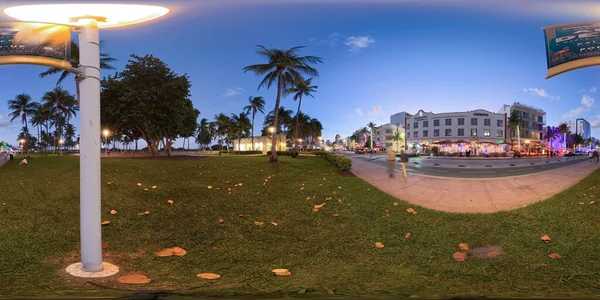 Miami Beach, FL, ABD - 14 Ekim 2025 Ocean Drive Miami Beach 'te gece. 360 VR eşdörtgen fotoğraf