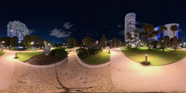 Miami Plajı, FL, ABD - 14 Ekim 2025: Canopy Parm Miami Plajı Gece 360