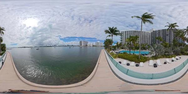 Biscayne Körfezi 'nin batı çıkışındaki 360 numaralı Miami Plajı manzaralı.