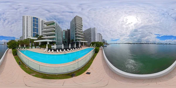 Miami Beach, FL, ABD - 16 Ekim 2025: Monad Terrace Apartmanı Miami Sahili yüzme havuzu. 360 VR eşdörtgen fotoğraf