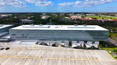 Sunrise, FL, ABD - 19 Ekim 2025: American Express Corporation Sunrise Florida binası. 4k hava stoku videosu 24 p 2025