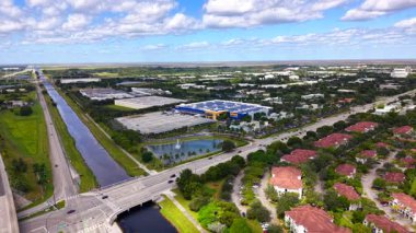 Sunrise, FL, ABD - 19 Ekim 2025: Yüksek irtifa hava klibi IKEA Sunrise Florida