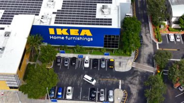Sunrise, FL, USA - 19 Ekim 2025: Ikea stok videosu. Sunrise Florida 'da hava aracı görüntüleme mağazası.