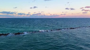 Miami Beach İskelesi 'nin güzel günbatımını limanda gözler önüne seriyor. 2025 4k 24 peni İHA görüntüsü