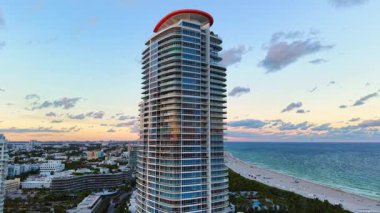 Continuum Condo Miami Plajı. Çatı katı süitinde alçak drone yükseliyor