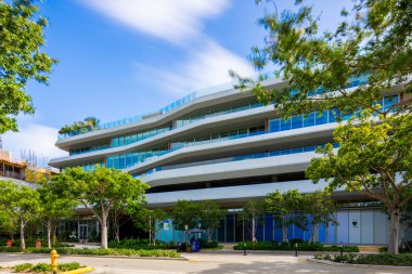 Miami Beach, FL, ABD - 27 Ekim 2025: 18 Sunset Miami Beach binası. Gökyüzündeki bulanık bulutlara uzun süre maruz kalmak