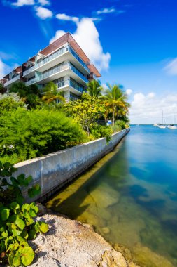Miami Sahili arka plan sahnesi. Körfezde tropik bahçesi olan deniz manzaralı bir bina.